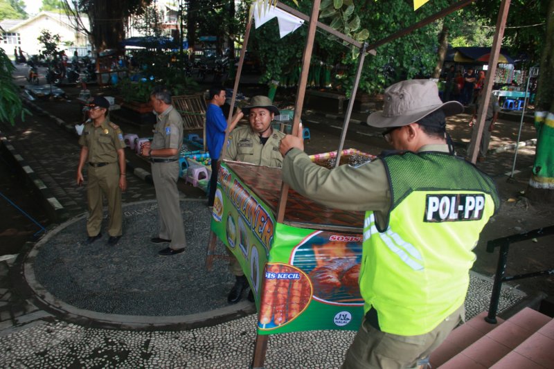 Satpol PP Sleman tertibkan PKL Taman Denggung