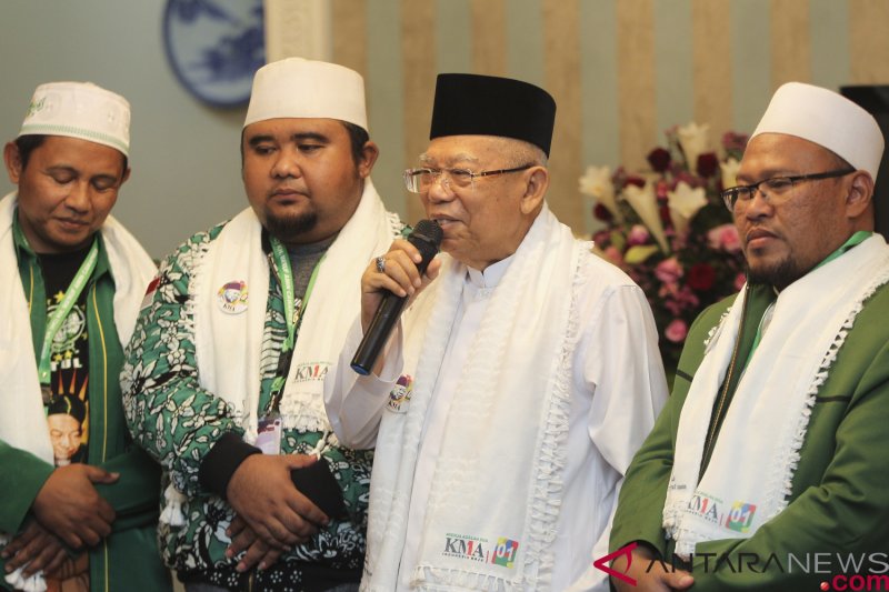 Maruf Amin Menerima Relawan Sarung