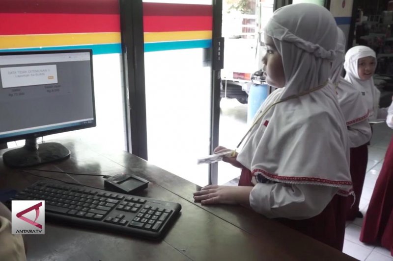 Jajan di sekolah secara elektronik