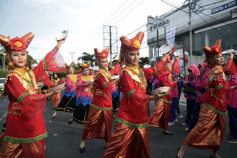 Tari Piring Belatih Tari Piring Dengan Belati Tumpul