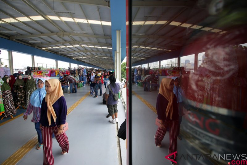 Pedagang Mulai Tempati Kios Skybridge