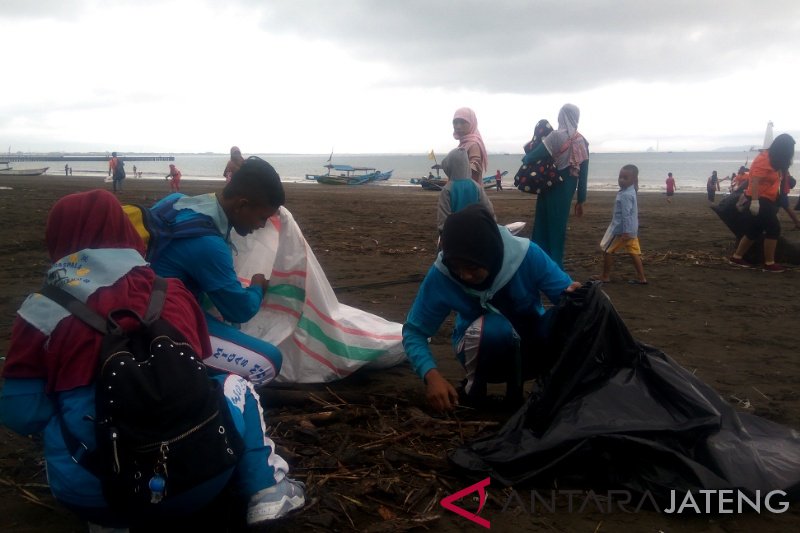 Ratusan Pelajar Dan Mahasiswa Bersihkan Pantai Teluk Penyu