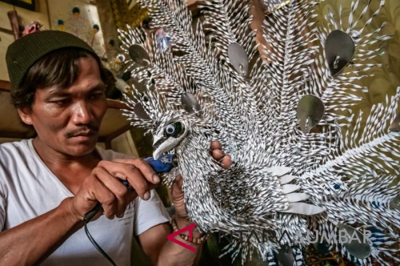 KERAJINAN DARI LIMBAH KALENG ANTARA Sumbar