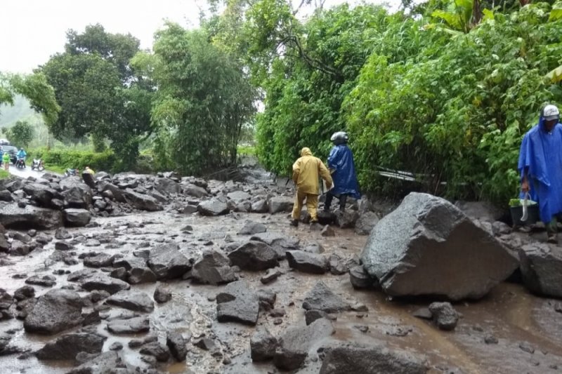 Jalur Sembalun Lombok tertutup banjir dan longsor