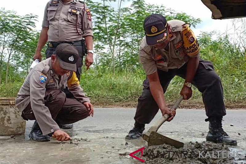Demi keselamatan pengendara, Kapolsek ini turun tangan tambal jalan berlubang
