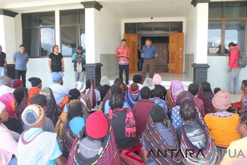 Mama-mama penjual makanan tradisional datangi Kantor Bupati Jayawijaya