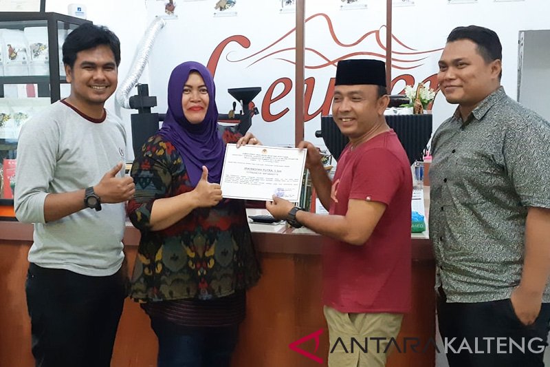 Ungkap kasus kejahatan satwa liar, Pewarta Foto ANTARA terima penghargaan dari KLHK