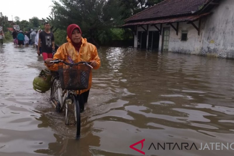 Kudus juga dilanda banjir, warga mulai mengungsi