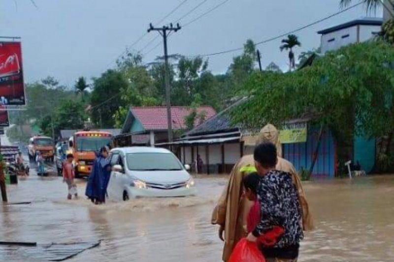 Sungai Sikui meluap, jalan Muara Teweh - Banjarmasin terendam banjir