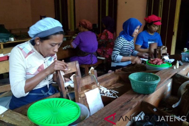 Puluhan buruh rokok Kudus tuntut kenaikan upah