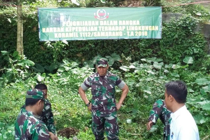 Prajurit TNI perbaiki rumah rusak di Garut akibat angin kencang