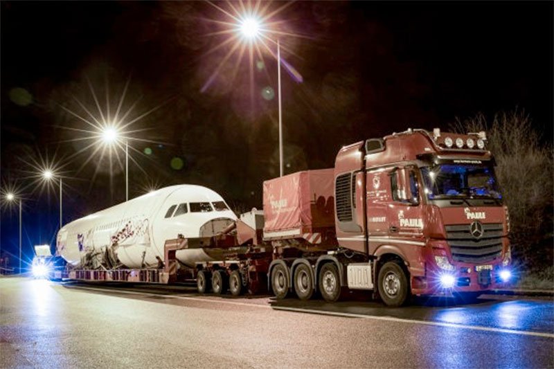 Dengan mesin bertenaga kuda, Truk Mercedes-Benz mampu angkut pesawat Airbus