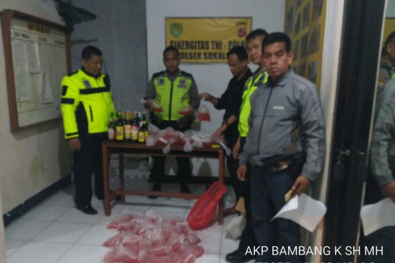 Ratusan botol miras oplosan diamankan