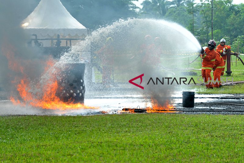 Simulasi pemadaman api Bulan K3 Pertamina