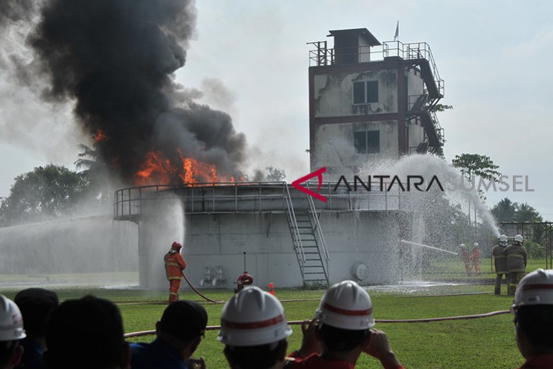 Simulasi pemadaman api Bulan K3 Pertamina