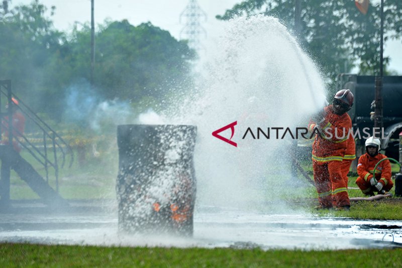 Simulasi pemadaman api Bulan K3 Pertamina