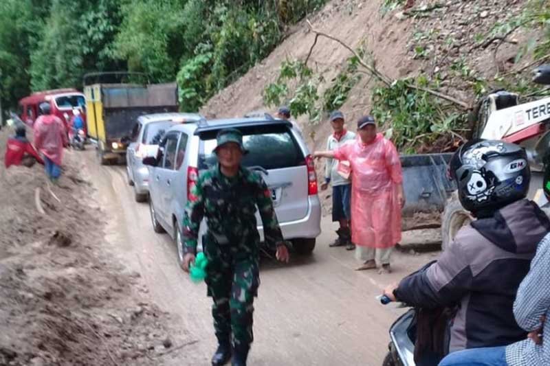 Personel Kodim Lahat bantu bersihkan tanah longsor