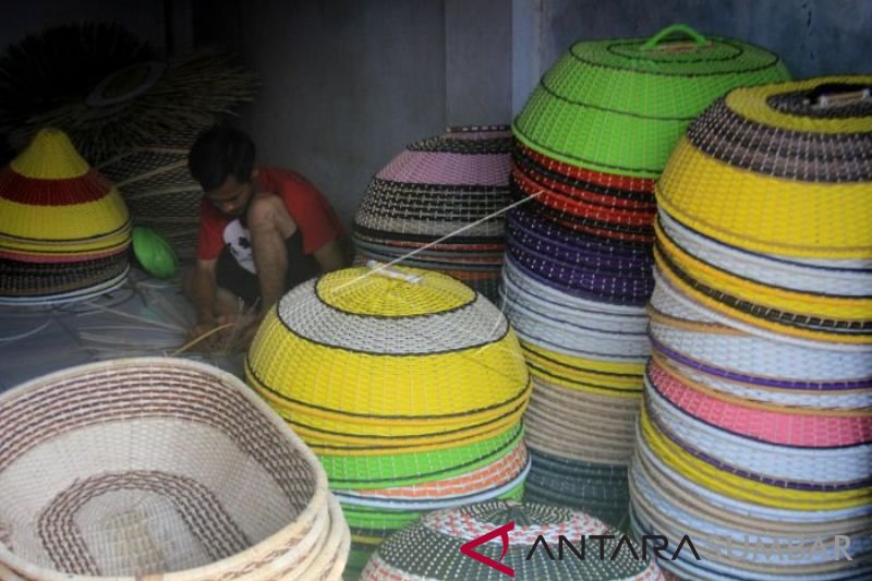 KERAJINAN ANYAMAN ROTAN