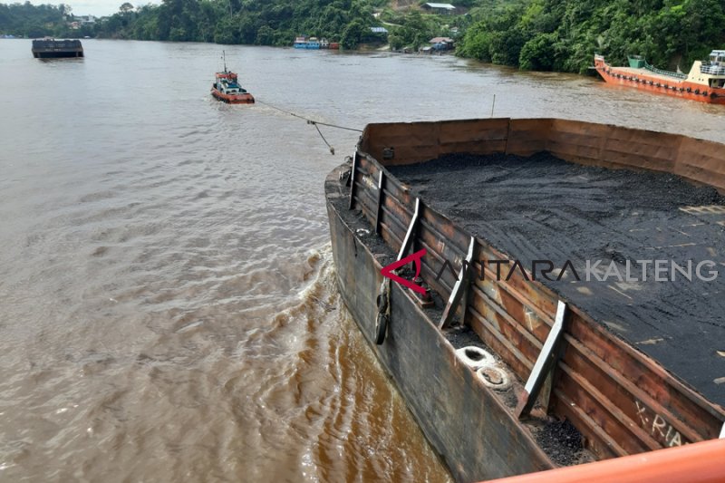 Kapal dan tongkang bisa lewati bawah jembatan KH Hasan Basri