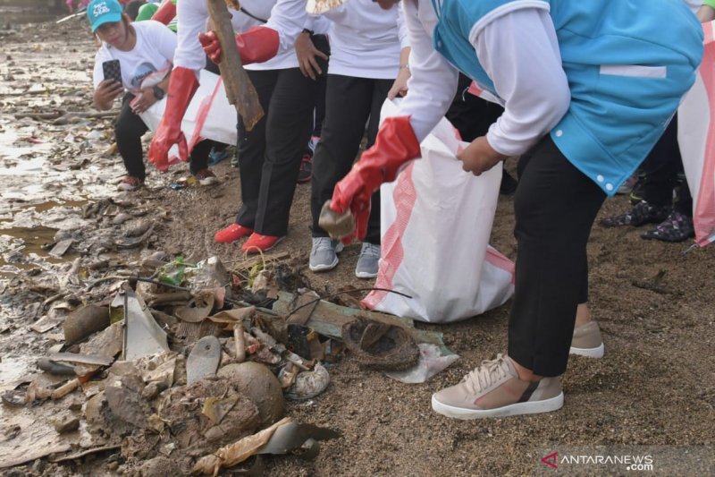 Oase Kabinet tanam mangrove di Kabupaten Pohuwato