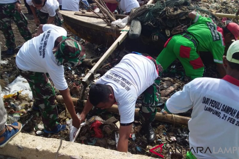 Marinir Lampung Imbau Masyarakat Jaga Kebersihan Pantai