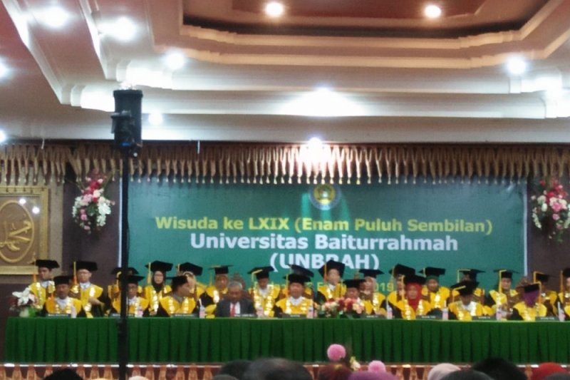 Universitas Baiturahmah Wisuda 114 Mahasiswa