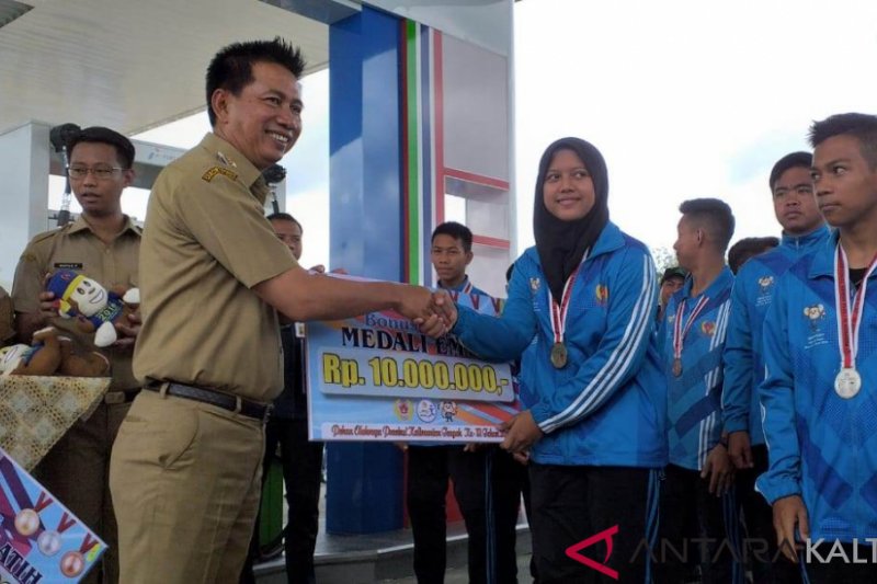 Bupati Nadalsyah serahkan bonus atlet Porprov