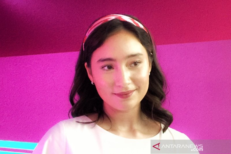 Tatjana Saphira bereksperimen riasan, pakai lipcream sebagai blush on