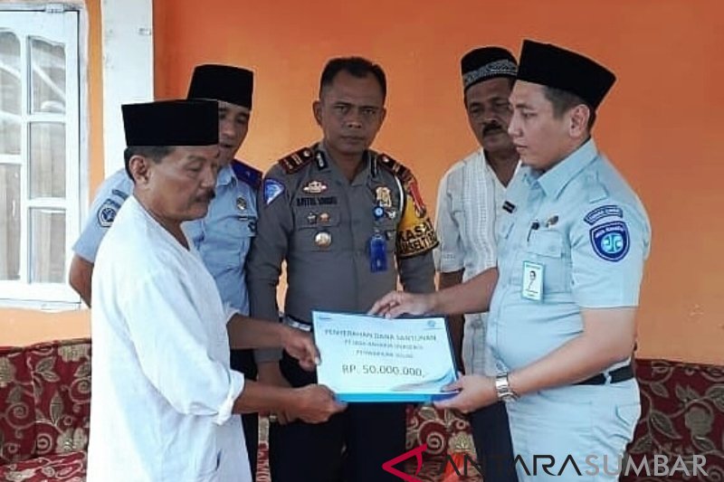 Dua keluarga korban meninggal di kecelakaan beruntun Solok terima santunan