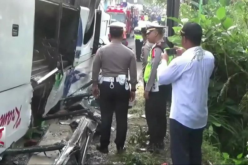 Korban bus terguling di Cicalengka dievakuasi