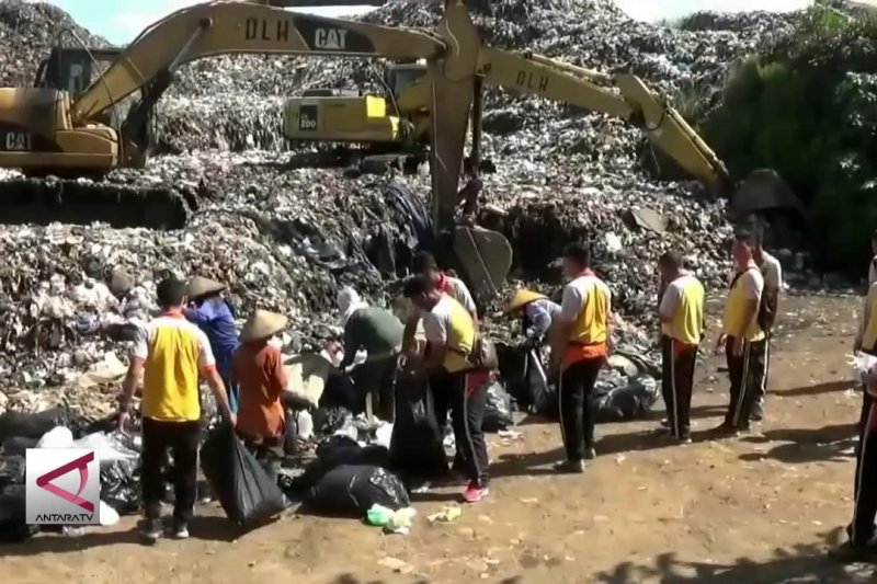 Peringati Hari Peduli Sampah Nasional ibu-ibu Bayangkari dan Polisi pungut sampah