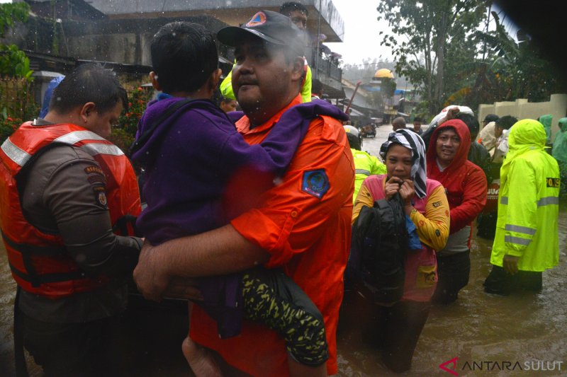 EVAKUASI KORBAN BANJIR MANADO