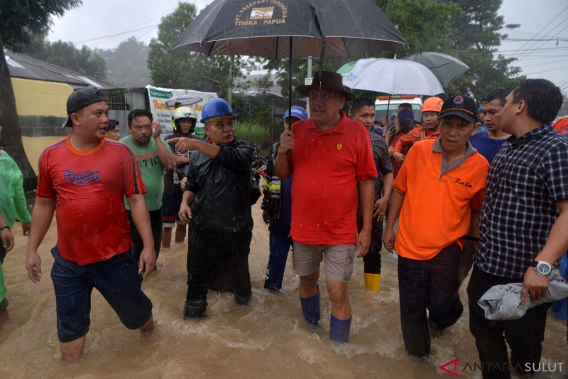 GUBERNUR SULUT TINJAU LOKASI BANJIR