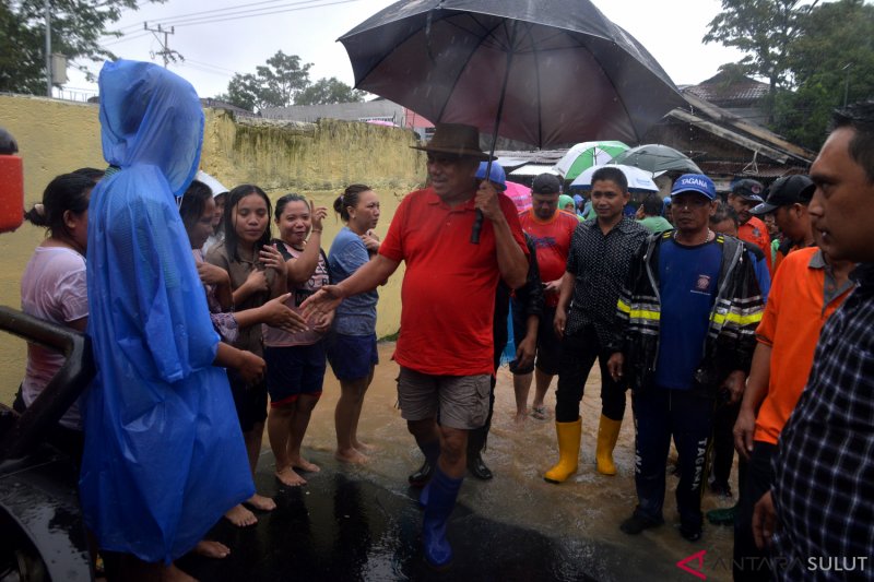 GUBERNUR SULUT TINJAU LOKASI BANJIR