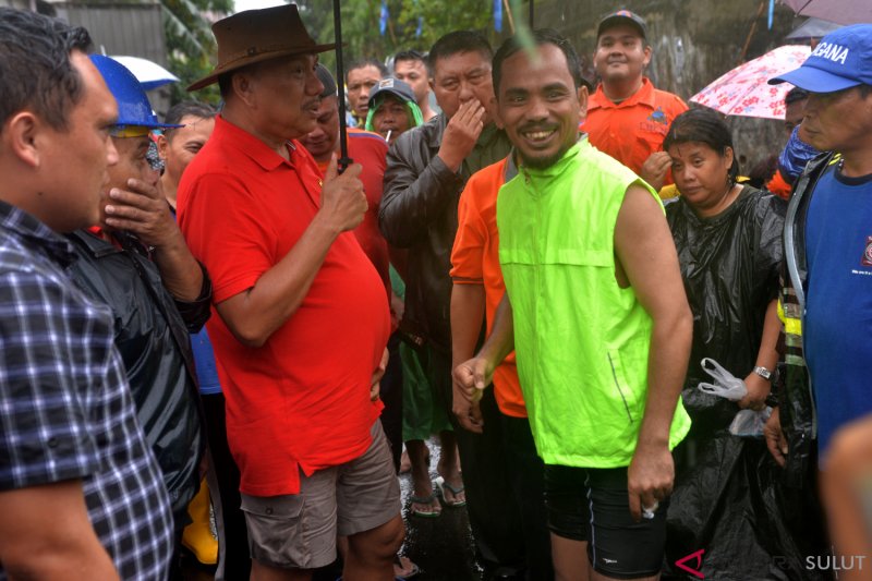 GUBERNUR SULUT TINJAU LOKASI BANJIR