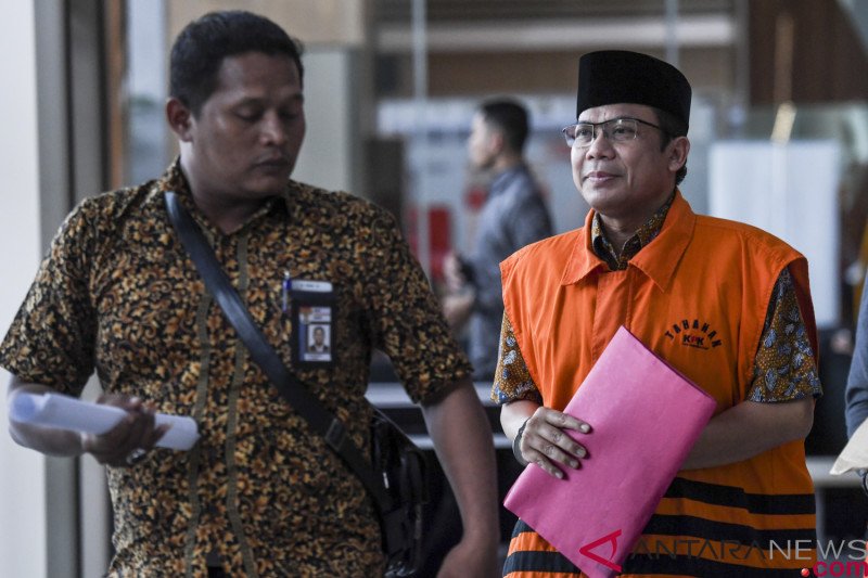 Penahanan Taufik Kurniawan diperpanjang