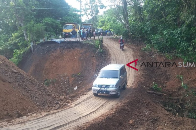 Jalan longsor Desa Jati Lahat dapat dilalui mobil