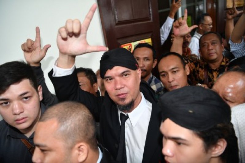 Penahanan musisi Ahmad Dhani dipindah ke Surabaya