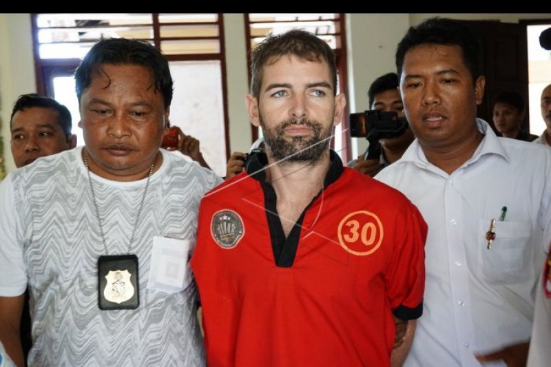 Penerima gratifikasi Dorfin Felix tidak ditahan