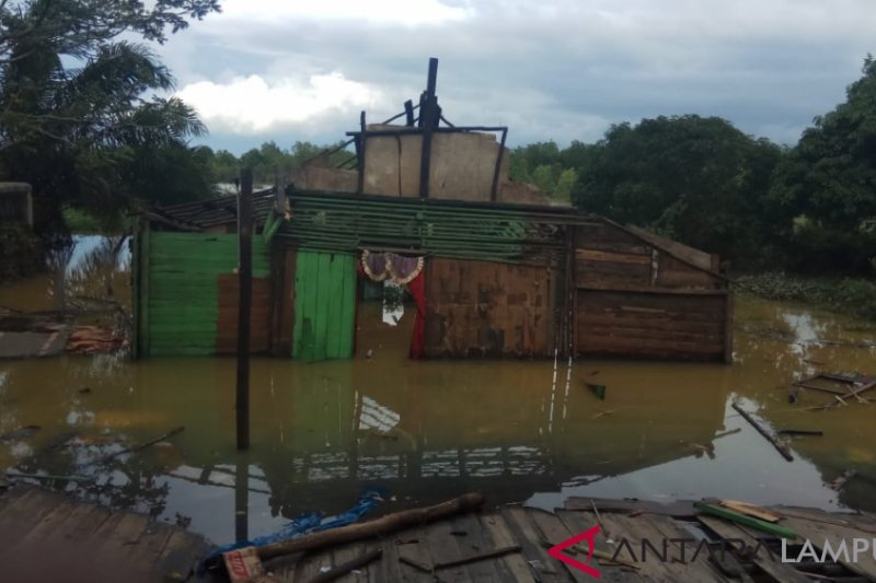 Plt Bupati Mesuji Berjanji Perbaiki Rumah Warga