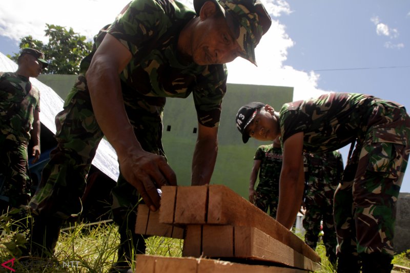 TNI merehab rumah korban puting beliung