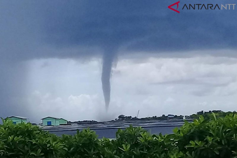 Tornado sapu belasan tambak garam di Sabu Raijua