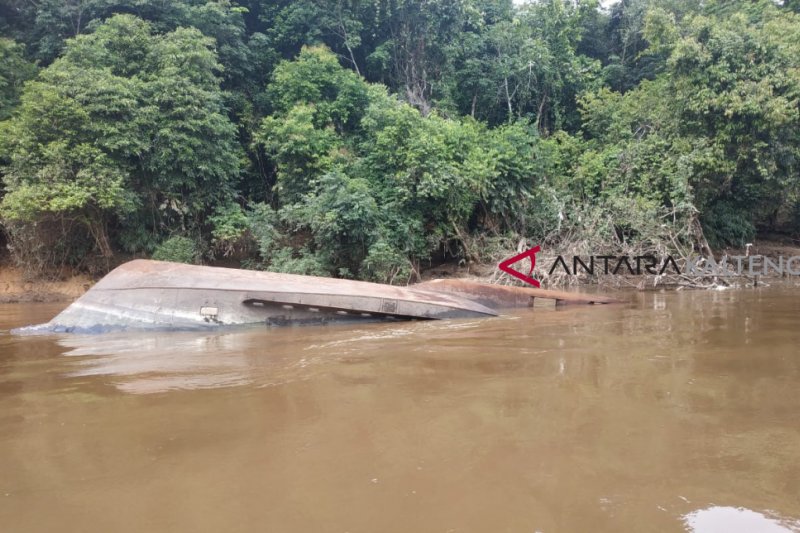 Kapal terbalik di Sungai Barito hanyut terbawa arus