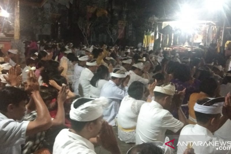 Umat Hindu Kalbar Gelar Tilem Kesanga Di Pura Giri Pati