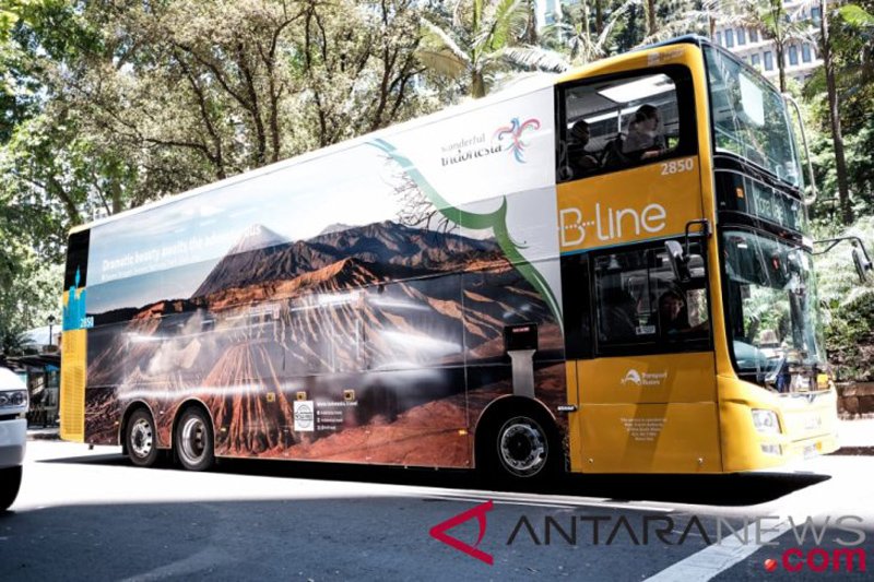 Bus wonderful Indonesia berkeliling di jalan utama Berlin promosi pariwisata
