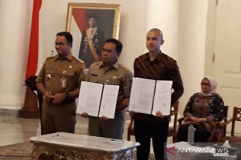 Anies minta warga Jakarta unduh aplikasi