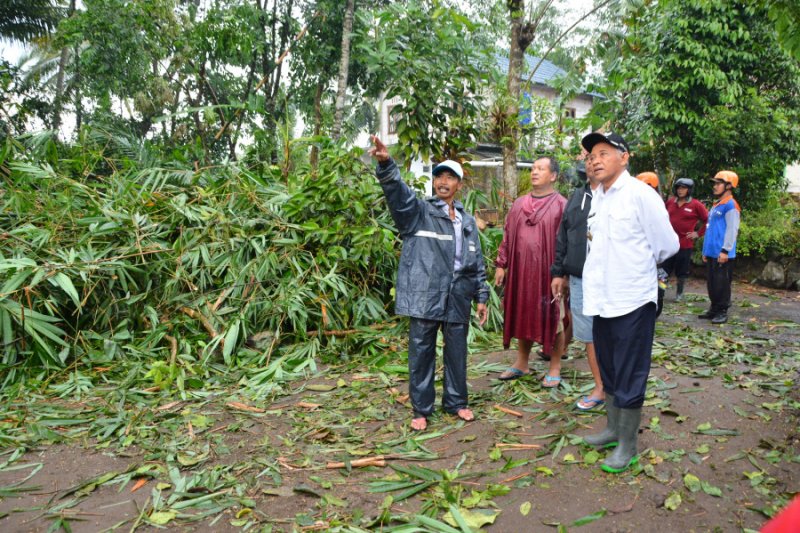 Angin kencang terjang Sleman, 12 orang luka puluhan rumah rusak
