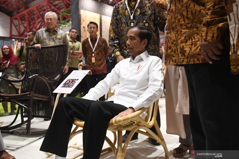 Presiden Jokowi berpesan, pengusaha mebel agar jaga kelestarian hutan