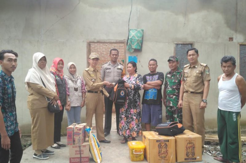 Pemkab Lampung Timur Bantu Sabar Rumahnya Tertimpa Pohon Sengon