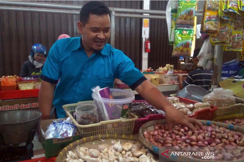 Pasokan berkurang, harga bawang merah di Purwokerto bertahan tinggi